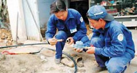 sua-chua-duong-ong-nuoc-buc-vo-ro-ri-tai-khuat-duy-tien