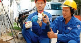 tho-sua-duong-ong-nuoc-buc-vo-ro-ri-tai-quynh-loi