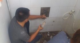 cach-sua-duong-ong-nuoc-am-tuong-buc-vo-ro-ri-nuoc