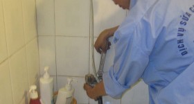 tho-sua-duong-ong-nuoc-buc-vo-ro-ri-tai-quang-an